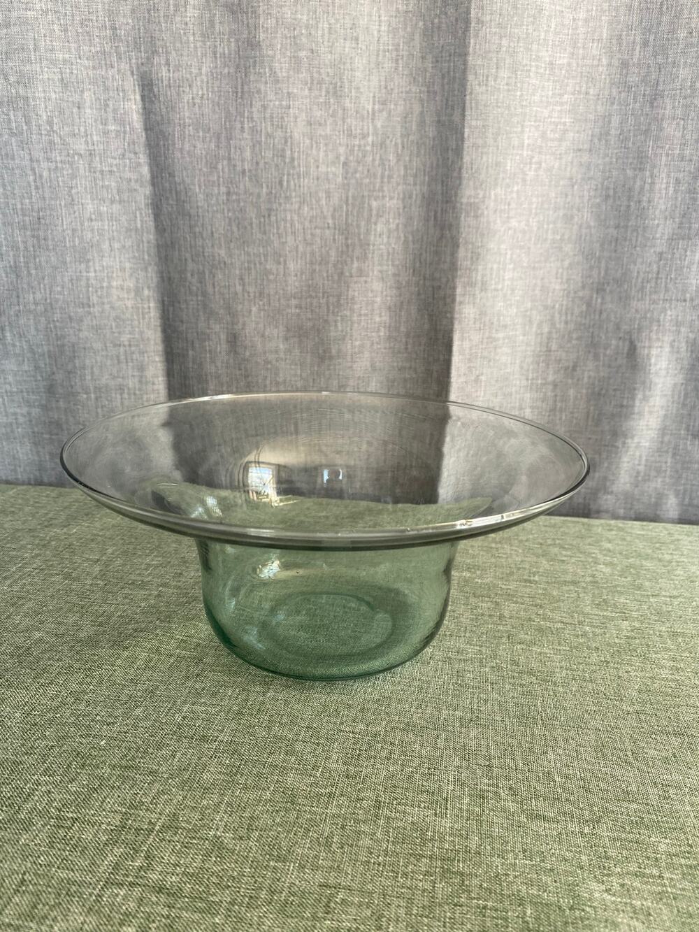 Vintage Clear Wide Rim Glass Bowl Centerpiece Wide Flange Dish 8.5"
Description